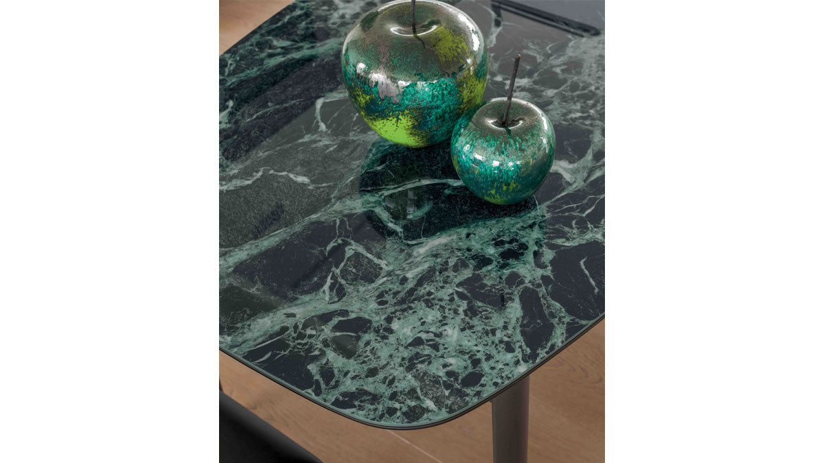Paddington  marble-patterned table with two decorative apples 