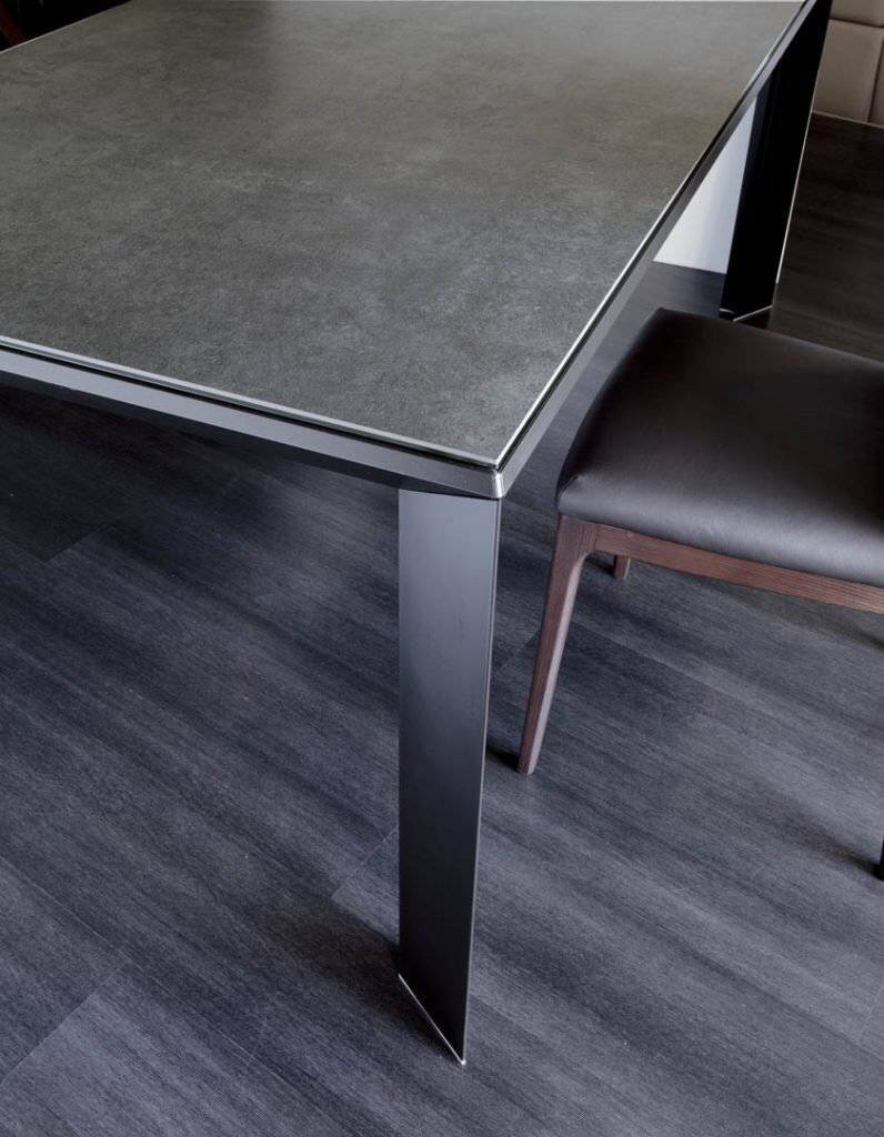 Metro, Extendable dining table 