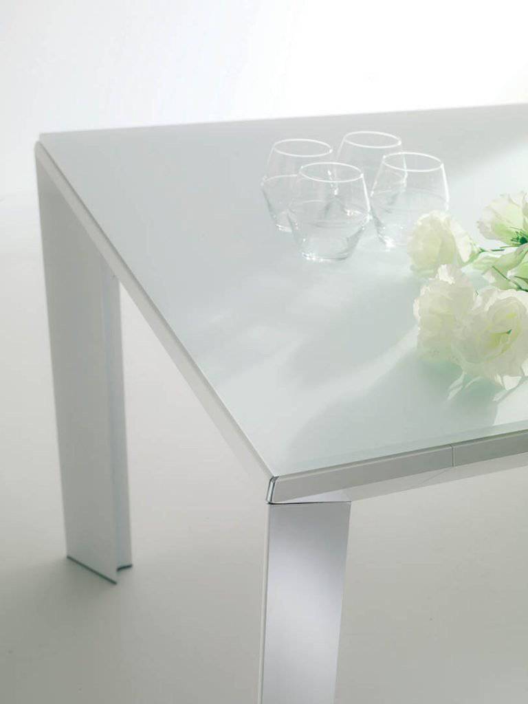 Metro, Extendable dining table 