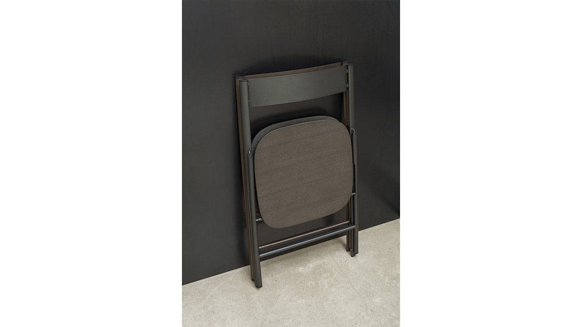 Joe folding chair, Seating 